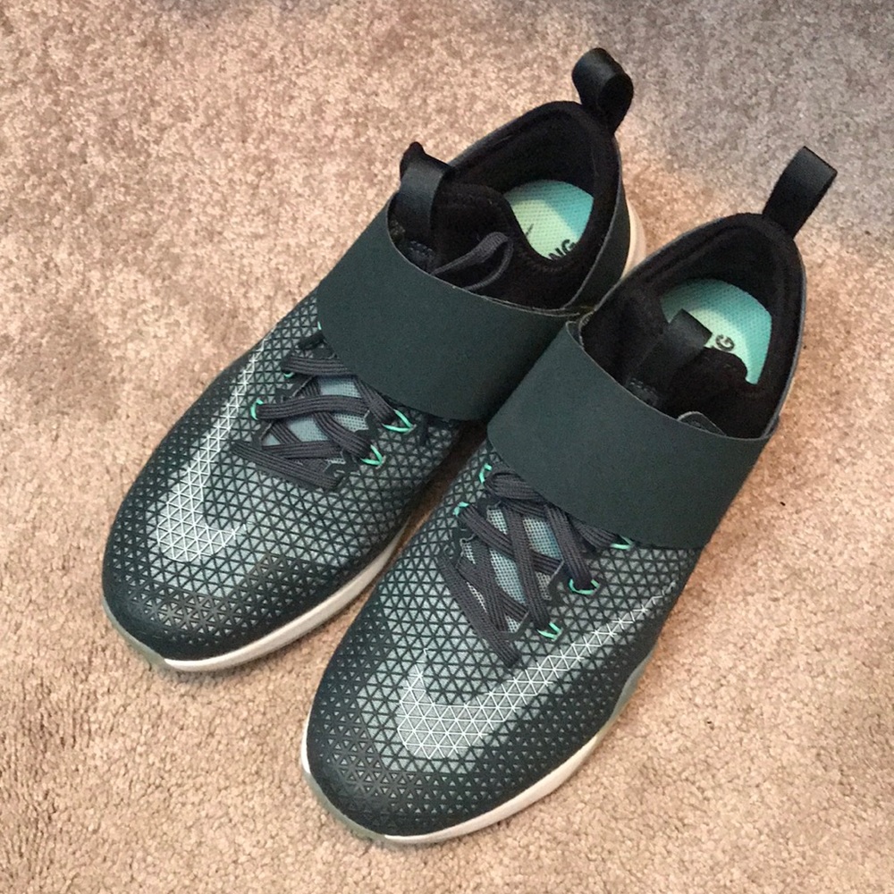 Barely worn nike training shoes